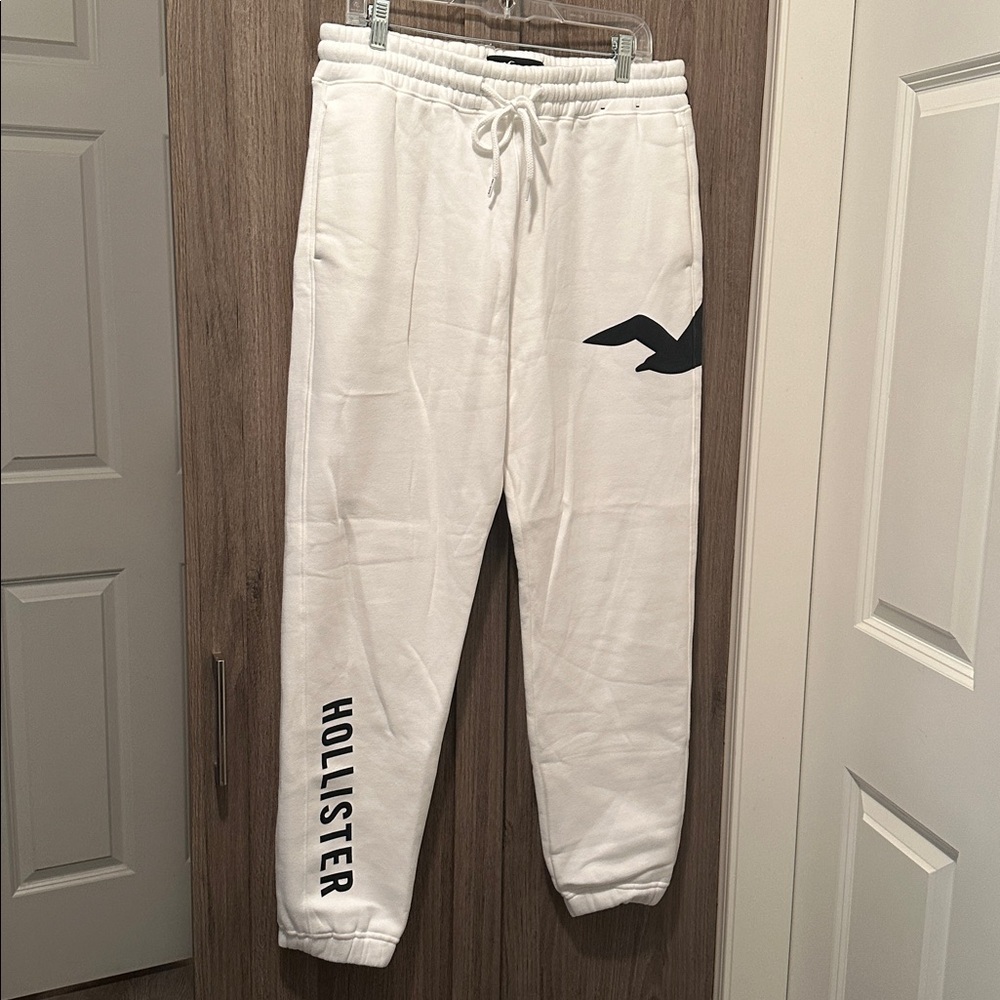 NWOT Hollister White Fleece Joggers with Black Logo